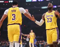 爱游戏官网-德甲倒计时，洛杉矶湖人关键时刻伤情更新，细节引发关注，悬念犹存，临场指挥获称赞(湖人补强内线)